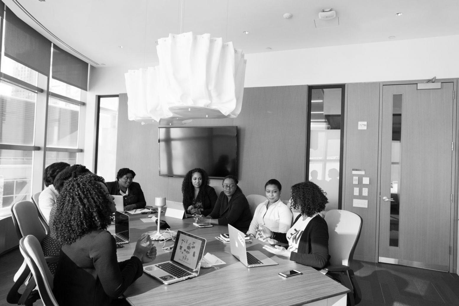 Студенты работают над командным проектом в области мотивации